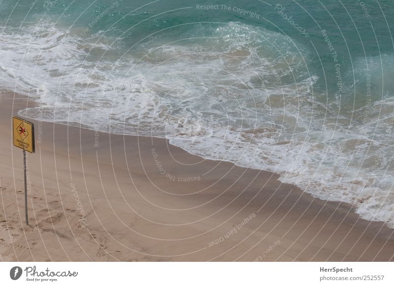 Schwimmverbot Sommer Schönes Wetter Wellen Küste Strand Meer Zeichen Schriftzeichen Hinweisschild Warnschild ästhetisch Einsamkeit Sandstrand Verbotsschild