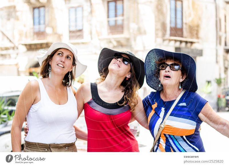 Drei Frauen, die auf die Straße schauen. Freude Glück Garten Mensch Erwachsene Mutter Großmutter Familie & Verwandtschaft Freundschaft Jugendliche