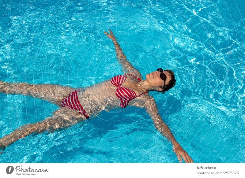 Schwimmen, Entspannung, Urlaub, Pool Leben Erholung Schwimmbad Schwimmen & Baden Ferien & Urlaub & Reisen Sommerurlaub Frau Erwachsene Körper Bikini