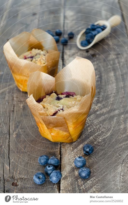 Muffins mit Heidelbeeren auf Holzuntergrund Teigwaren Backwaren Kuchen Dessert Frühstück Bioprodukte Diät Tisch Papier füttern dunkel frisch klein lecker braun