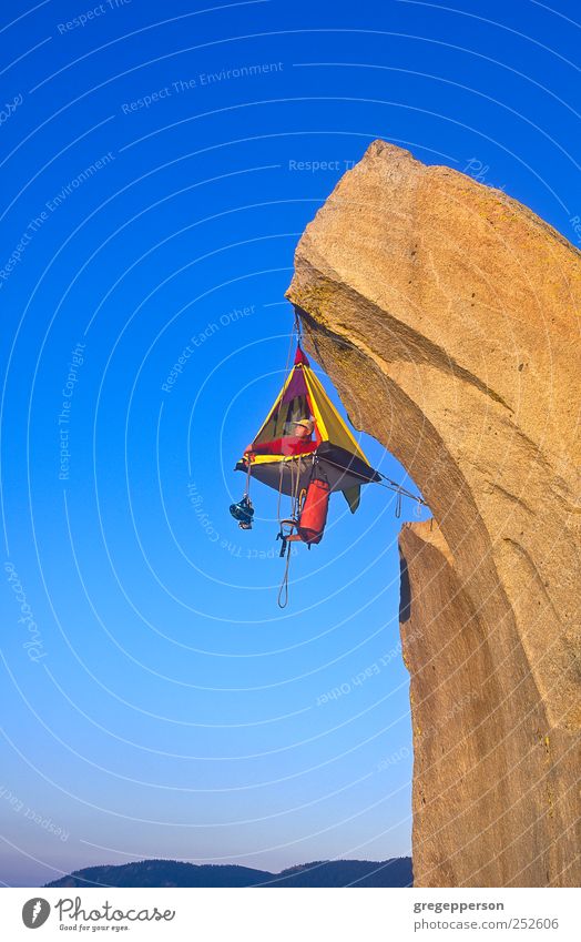 Kletterer und sein Lager baumeln an einer Klippe. Leben Camping Sport Mann Erwachsene 1 Mensch hängen selbstbewußt Erfolg Willensstärke Mut Vertrauen