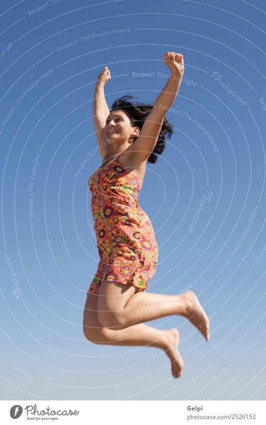 Schönes Mädchen, das über den Himmel springt. Freude Glück Gesicht Freizeit & Hobby Ferien & Urlaub & Reisen Tanzen Sport Erfolg Mensch Frau Erwachsene Arme