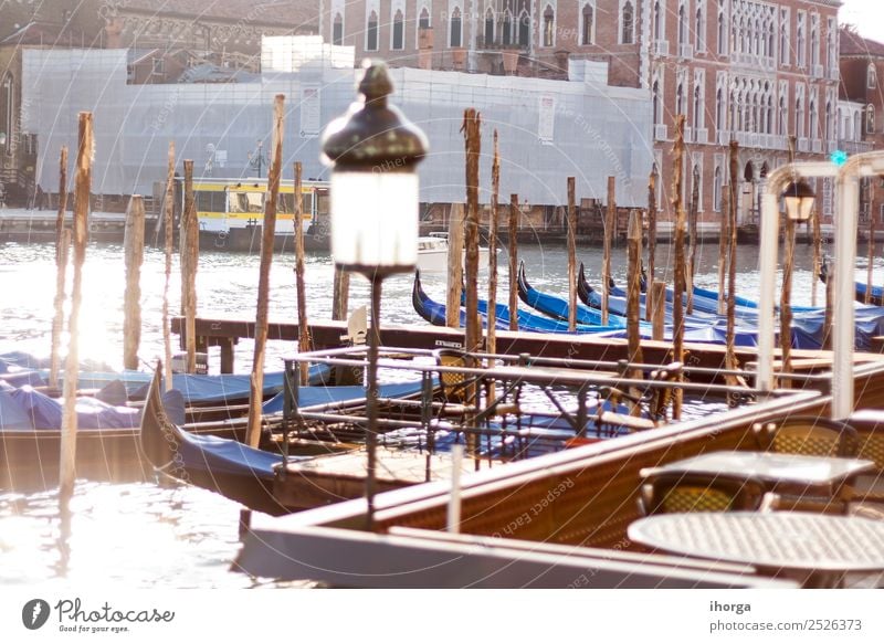 Gondeln, die in den Kanälen von Venedig vertäut sind. elegant schön Ferien & Urlaub & Reisen Tourismus Ausflug Hafen Brücke Gebäude Architektur Verkehr