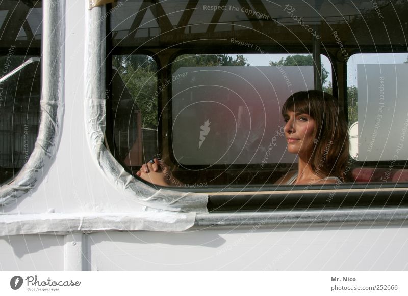 wir werden uns wiedersehen feminin Frau Erwachsene Gesicht Öffentlicher Personennahverkehr Busfahren langhaarig Ferien & Urlaub & Reisen schön Fensterscheibe