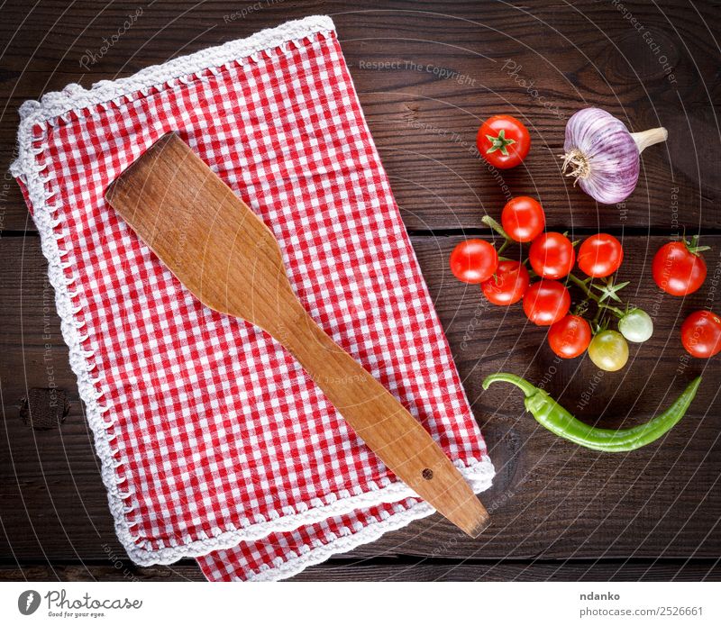 Holzspachtel auf einem roten Textiltuch Gemüse Kräuter & Gewürze Ernährung Vegetarische Ernährung Diät Löffel Küche Essen frisch klein oben saftig grün Spachtel