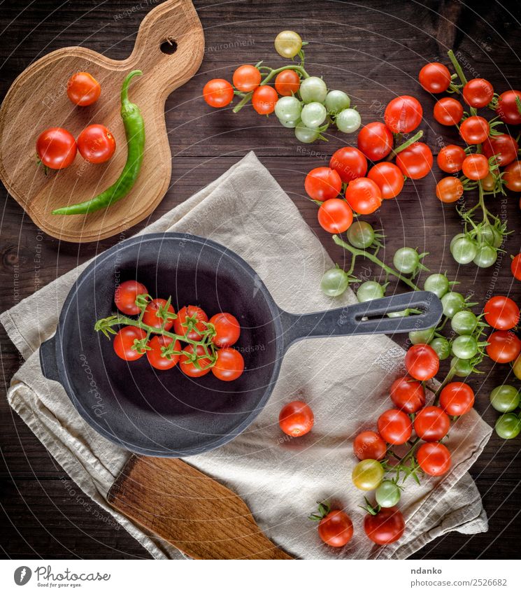 Bratpfanne und reife rote Kirschtomaten Gemüse Vegetarische Ernährung Pfanne Küche Holz Essen frisch klein natürlich oben grün schwarz Kirsche Tomate