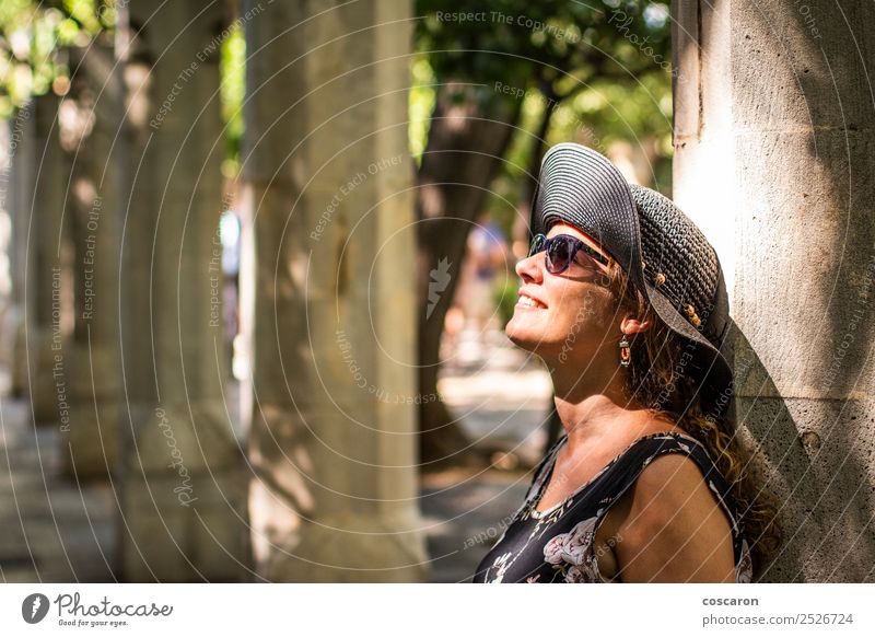 Frau lehnt sich an eine Säule mit Sonnenstrahlen im Gesicht. Lifestyle Stil Glück schön Haut Ferien & Urlaub & Reisen Sommer Mensch feminin Erwachsene 1