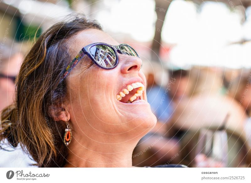 Porträt einer lachenden Frau mittleren Alters Lifestyle Freude Glück schön Gesicht Sommer Winter Mensch feminin Erwachsene 1 30-45 Jahre Natur Park Sonnenbrille