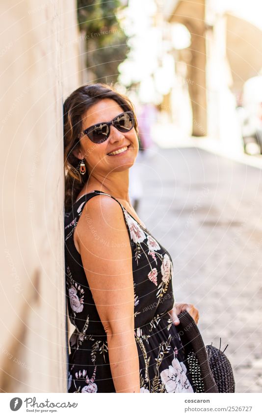 Mittelalterliche Frau auf der Straße mit einer Sonnenbrille Lifestyle Stil Glück schön Gesicht Sommer Fotokamera Mensch feminin Erwachsene 1 30-45 Jahre Mode