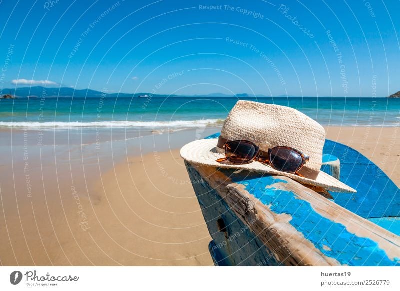 Wärme und Boot am Strand Erholung Ferien & Urlaub & Reisen Tourismus Meer Sport Sand Küste Wasserfahrzeug Sonnenbrille Schal Hausschuhe Hut Sommerferien