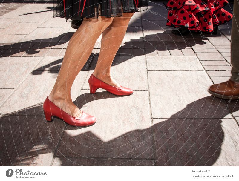 Füße von Mann und Frau beim Tanzen schön Sonne Musik Mensch feminin Erwachsene Beine Fuß 45-60 Jahre Tänzer Schuhe Farbe Fairness Feiertag sonnig Spanien