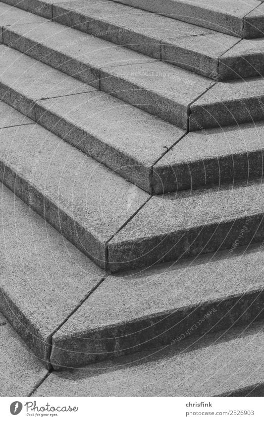 Treppenstufen sw Architektur Menschenleer Bewegung gehen laufen grau Schwarzweißfoto Außenaufnahme Tag