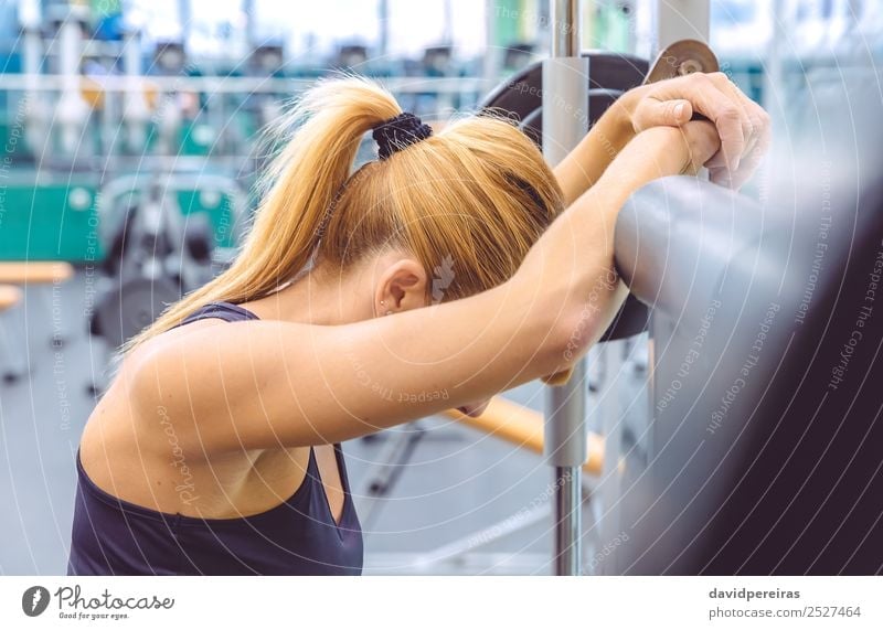 Frau ruht müde nach dem Anheben der Langhantel beim Muskeltraining. Lifestyle schön Körper Sport Mensch Erwachsene Arme Fitness authentisch dünn Erotik muskulös