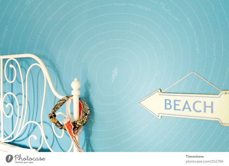 BEACH Häusliches Leben Bett Metall ästhetisch authentisch blau weiß Gefühle Freude Lebensfreude Coolness Stil Zufriedenheit Strand Farbfoto Innenaufnahme