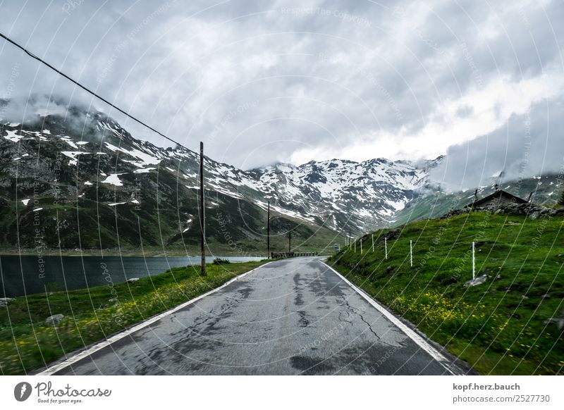 Wo ein Wille ist... Landschaft Wolken schlechtes Wetter Alpen Berge u. Gebirge Verkehr Verkehrswege Autofahren Straße Wege & Pfade Hochstraße