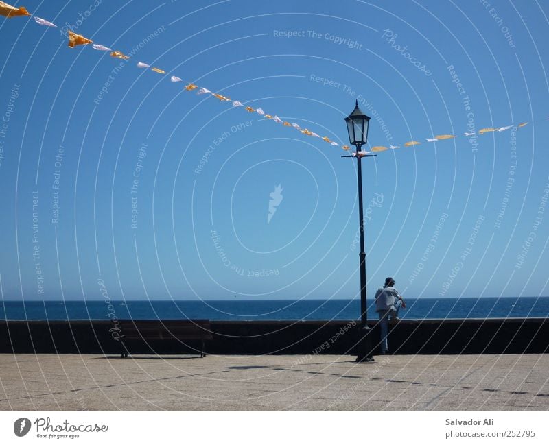 Blausehen und leben 1 Mensch Einsamkeit Atlantik Promenade Laterne Straßenbeleuchtung Fahne Parkbank Horizont Meer himmelblau Aussicht Erholung ruhig La Palma