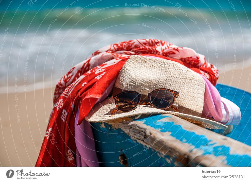 Hut am Strand Lifestyle elegant Stil Erholung Ferien & Urlaub & Reisen Tourismus Meer Sport Sand Küste Wasserfahrzeug Sonnenbrille Schal Hausschuhe Gefühle