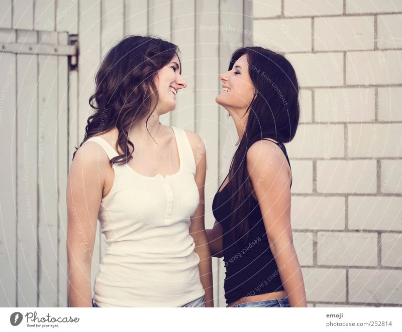 (: :) Junge Frau Jugendliche 2 Mensch 18-30 Jahre Erwachsene schön lachen Glück Freundschaft Fröhlichkeit positiv Freude Farbfoto Außenaufnahme
