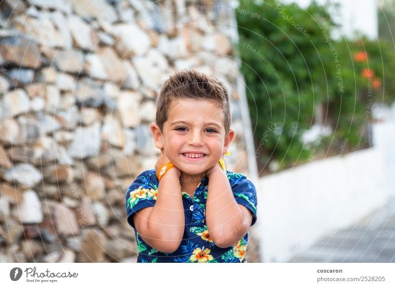Porträt eines süßen kleinen Jungen gegen eine Steinmauer Stil Glück schön Gesicht Sommer Kind Fotokamera Mensch Baby Kleinkind Mann Erwachsene Kindheit 1