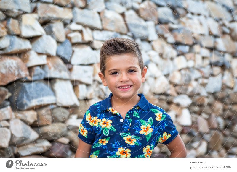 Porträt eines süßen kleinen Jungen gegen eine Steinmauer Stil Glück schön Gesicht Sommer Kind Fotokamera Mensch Baby Kleinkind Mann Erwachsene Kindheit 1