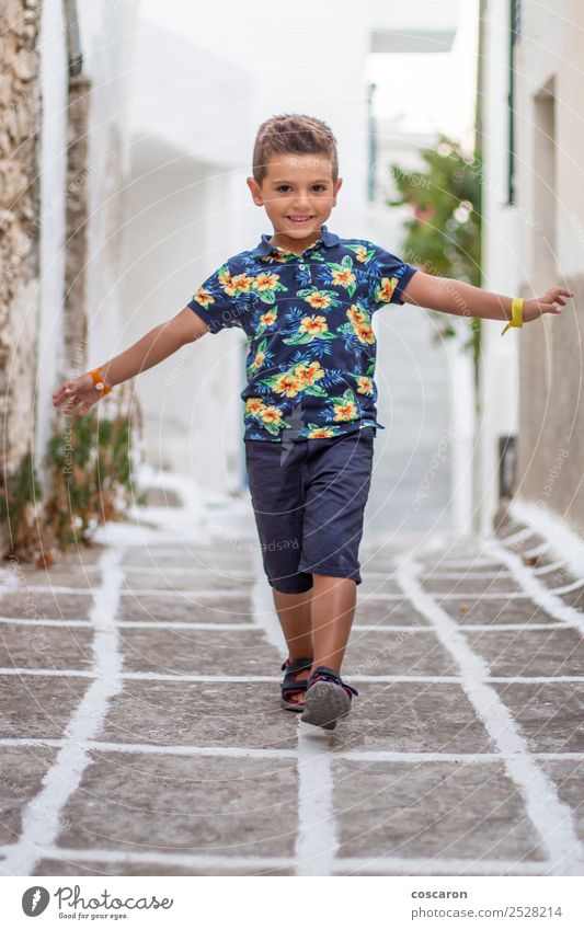 Kleines süßes Kind, das auf der Straße eines griechischen Dorfes im Gleichgewicht ist. Lifestyle Design Freude Ferien & Urlaub & Reisen Insel Mensch maskulin