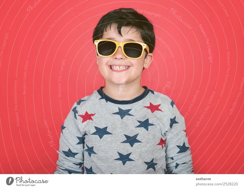 lächelnder Junge mit gelber Sonnenbrille Lifestyle Freude Ferien & Urlaub & Reisen Sommer Mensch maskulin Kleinkind Kindheit 1 8-13 Jahre Accessoire Lächeln