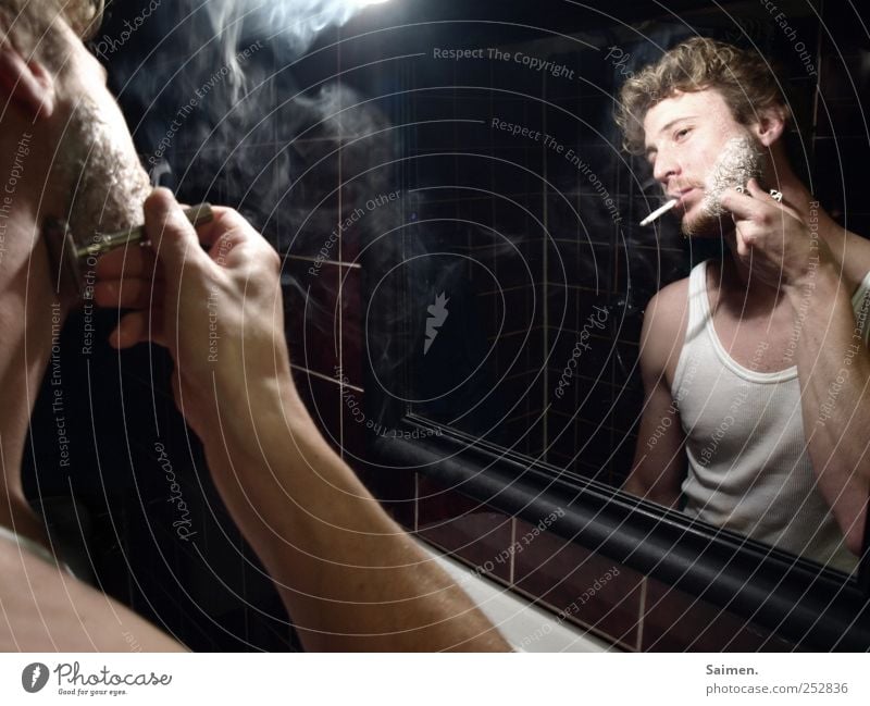 vor dem frühstück Mensch maskulin Mann Erwachsene 1 18-30 Jahre Jugendliche Rauchen Gelassenheit Körperpflege Rasieren Spiegel Zigarette Bad Oberkörper Feinripp