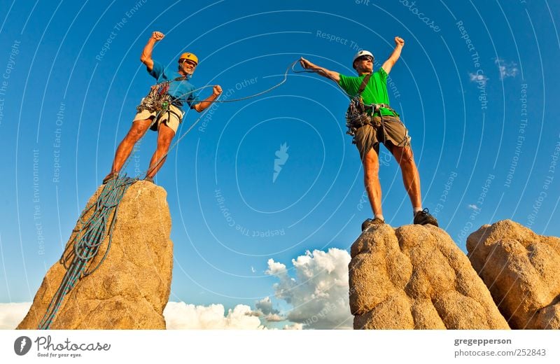 Klettergruppe, die auf dem Gipfel steht. Sport Klettern Bergsteigen Erfolg Seil Mann Erwachsene 2 Mensch 30-45 Jahre Helm sportlich Begeisterung selbstbewußt