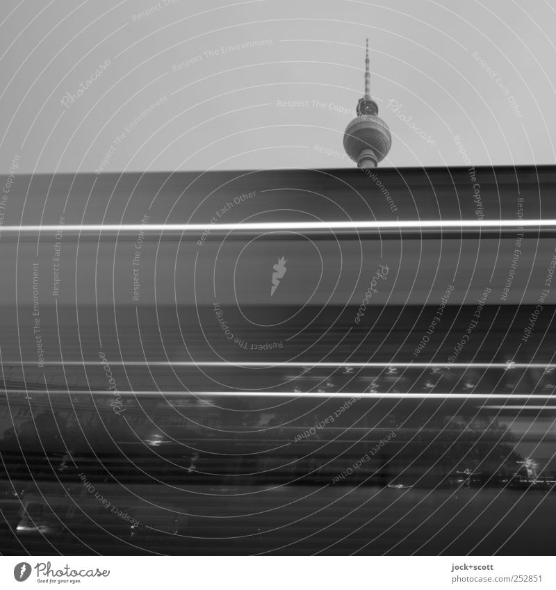Schwarzfahrt Wolkenloser Himmel Hauptstadt Stadtzentrum Sehenswürdigkeit Berliner Fernsehturm Verkehrsmittel Öffentlicher Personennahverkehr Geschwindigkeit