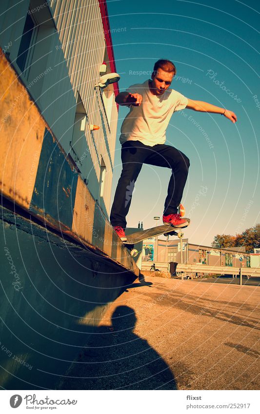 summer action maskulin Junger Mann Jugendliche 1 Mensch 18-30 Jahre Erwachsene Sommer Schönes Wetter Begeisterung Skateboard Skateboarding Parkplatz Farbfoto