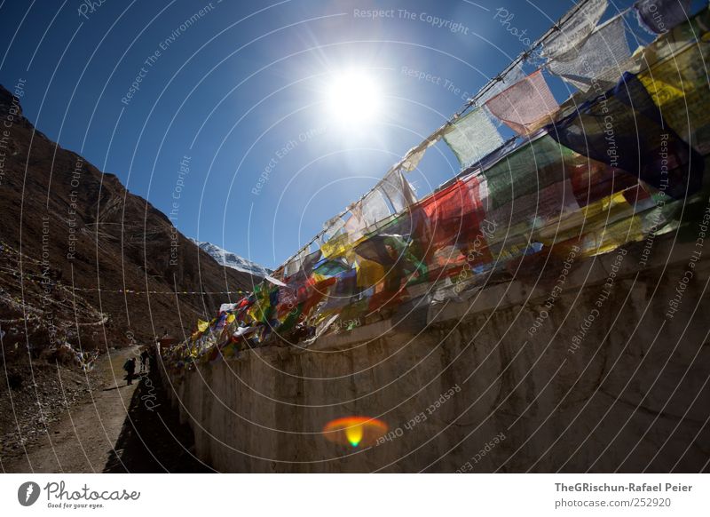 Gebetsfahnen Tourismus Ferne Berge u. Gebirge wandern blau braun gelb rot schwarz Religion & Glaube Nepal Himalaya Kloster heilig Farbfoto Außenaufnahme