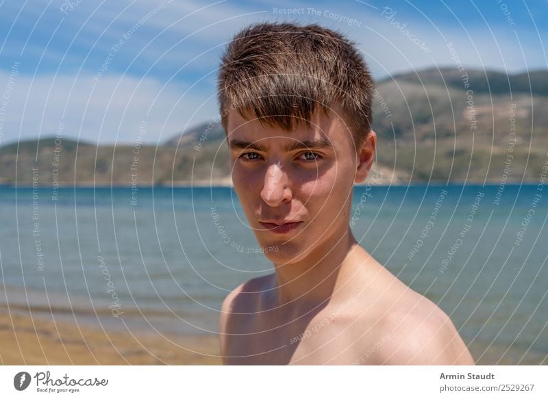Porträt eines jungen Mannes am Strand Feiertag sich[Akk] sonnen Urlaub Lächeln Natur Meer MEER Sommer Reise Ausflug reisen Teenager Blick Junge männlich schön