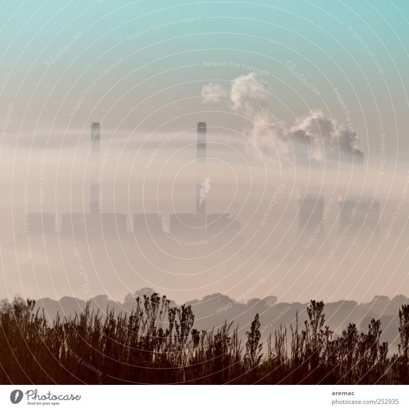 Energiekrise Nebel Umwelt Umweltverschmutzung Stromkraftwerke Kühlturm Abgas Wasserdampf Energiewirtschaft Farbfoto Gedeckte Farben Außenaufnahme Menschenleer