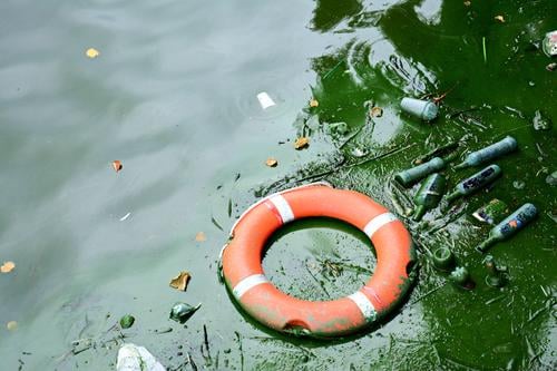 Eine Rettung vor dem (Plastik-)Müll? Umwelt Teich See Dose Kunststoffverpackung Glas dreckig Stadt verschwenden Ekel Stress Umweltverschmutzung Verfall
