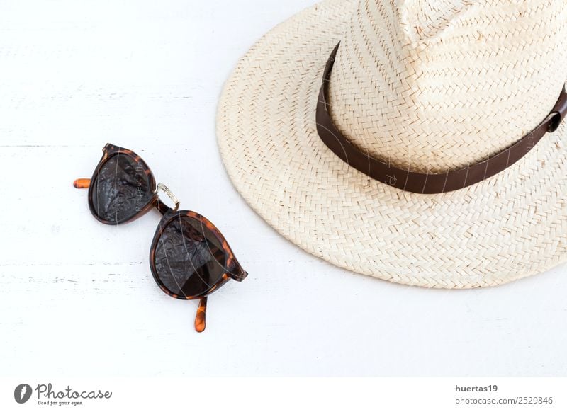 Sonnenbrille und Hut Lifestyle kaufen elegant Stil Design Erholung Ferien & Urlaub & Reisen Tourismus Abenteuer Feiertage Reisepass Dokumente Dinge Strohhut