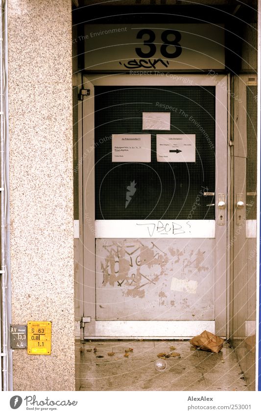 Nummer 38 Haus Tür Eingang Eingangstür Nummerntafel Knauf Türknauf Scheibe Metall Aluminium Stein Mamor Schilder & Markierungen Meßpunkt Wasseranschluß Tüte