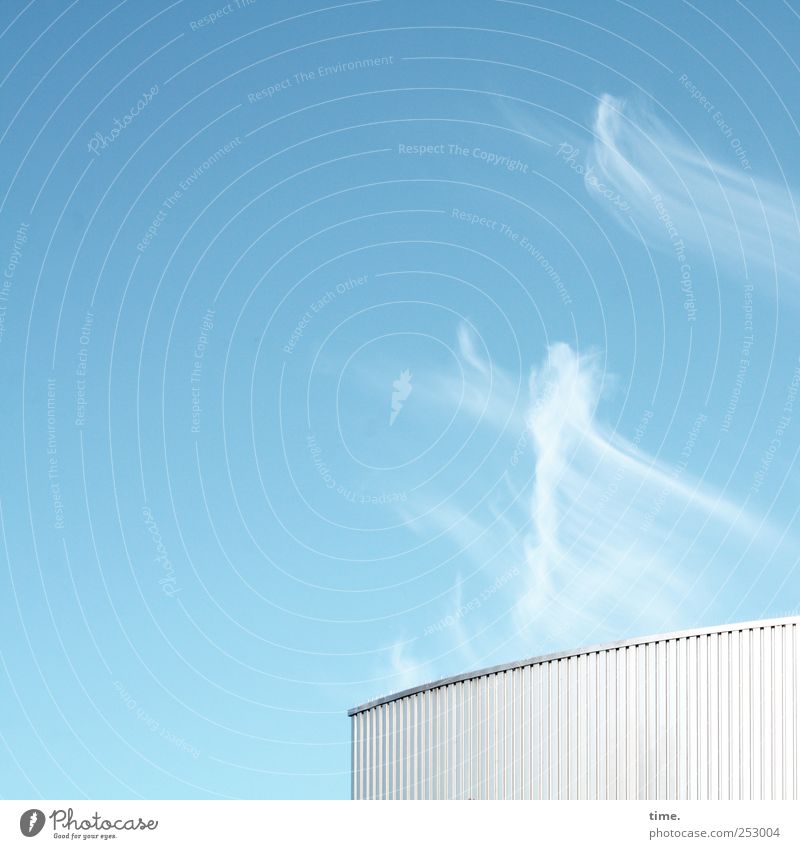 Wölkchenkocher | ChamanSülz Tanzen Industrie Luft Wolken Wind Bauwerk Dach Metall Freundlichkeit hell blau weiß geheimnisvoll Perspektive Industriefotografie
