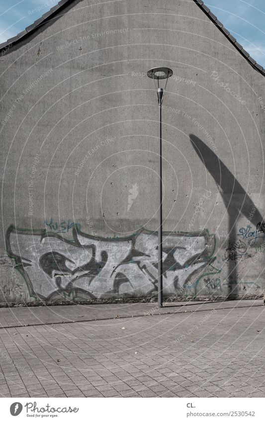 graue wand Schönes Wetter Duisburg Ruhrgebiet Stadt Menschenleer Haus Platz Architektur Mauer Wand Wege & Pfade Laterne Graffiti trist Farbfoto Außenaufnahme