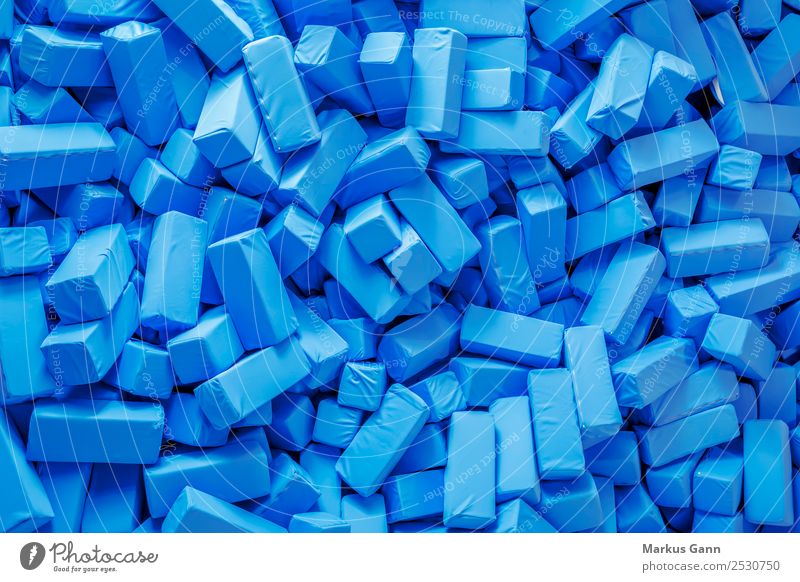 Blaue Schaumstoffquader Stil Design springen weich blau Quader Menschenmenge Hintergrundbild Strukturen & Formen viele Farbfoto