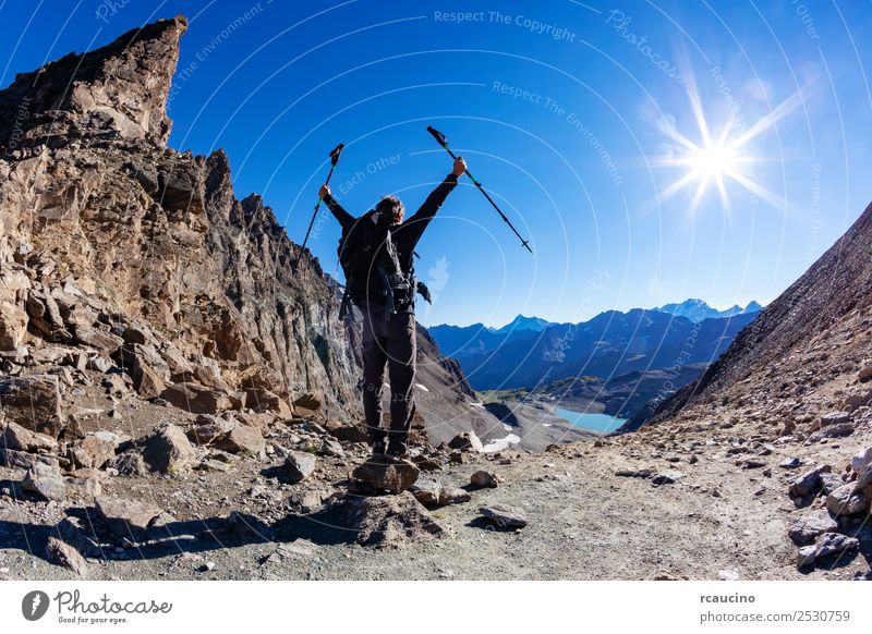 Wanderer erreicht einen hohen Bergpass Ferien & Urlaub & Reisen Abenteuer Expedition Sommer Sonne Berge u. Gebirge wandern Sport Erfolg Mann Erwachsene Natur