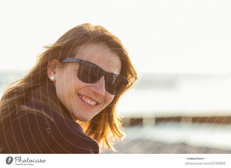 just a smile Erholung Ferien & Urlaub & Reisen feminin Junge Frau Jugendliche Erwachsene 1 Mensch Natur Ostsee Meer Lächeln lachen leuchten Fröhlichkeit