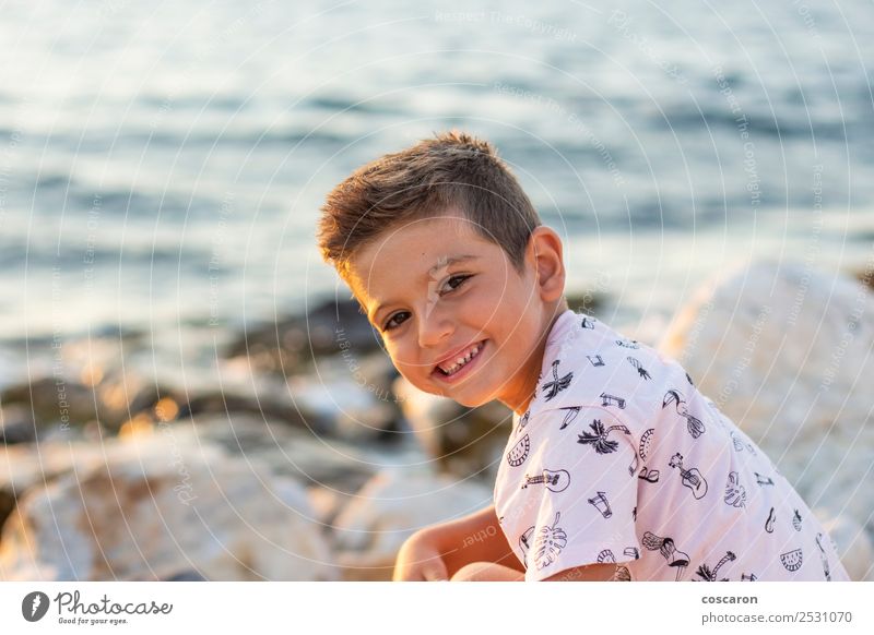 Porträt eines kleinen Jungen auf einer Mole Lifestyle Freude Glück schön Ferien & Urlaub & Reisen Sommer Meer Kind Kleinkind Himmel Küste Mode Hemd Sonnenbrille