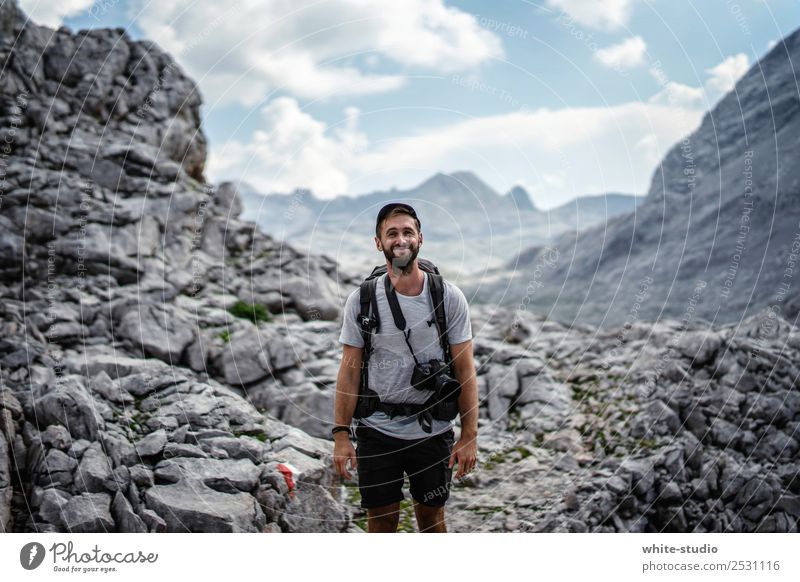 Friendly Wanderer Ferien & Urlaub & Reisen Tourismus Ausflug Abenteuer Sommer Sommerurlaub Berge u. Gebirge wandern Mann Erwachsene 1 Mensch 18-30 Jahre