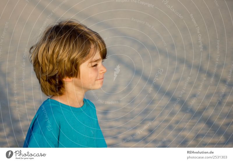 Kind steht am Strand Oberkörper Porträt Schwache Tiefenschärfe Sand natürlich authentisch beobachten Natur Umwelt Sonne Sommerurlaub Ausflug