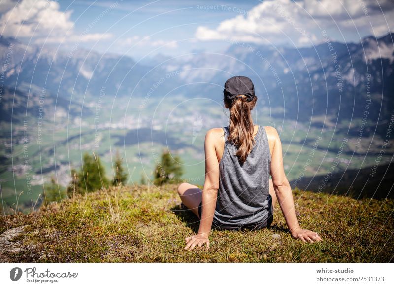 Ausblick Wohlgefühl Zufriedenheit Erholung ruhig Sommerurlaub Berge u. Gebirge wandern feminin Frau Erwachsene Aussicht Gipfel Mütze genießen Belohnung