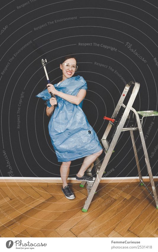 Woman in protective clothes posing with a blue paint roller #DIY Freizeit & Hobby feminin Frau Erwachsene 1 Mensch 18-30 Jahre Jugendliche 30-45 Jahre