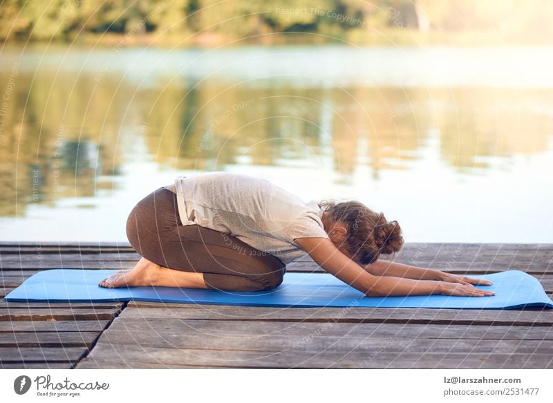 Attraktive Frau beim Training auf einem Holzdeck Lifestyle Glück Körper Wellness Meditation Sommer Meer Yoga Erwachsene 1 Mensch 18-30 Jahre Jugendliche Natur