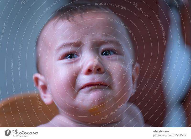 Baby sitzt traurig und weint im Zimmer. Lifestyle Mensch Gesicht 1 0-12 Monate Angst Farbfoto