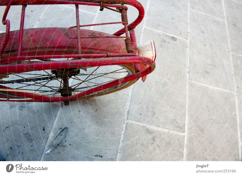 naked bike Spielen Verkehr Verkehrsmittel Fahrrad Stein Metall fahren rot Pause Farbfoto Außenaufnahme Menschenleer Textfreiraum rechts Textfreiraum unten Tag