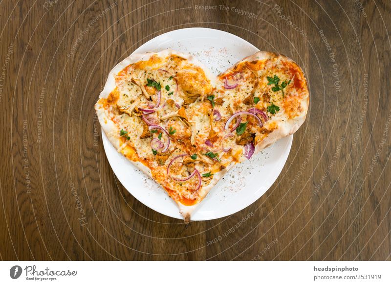 Pizza in Herzform Lebensmittel Ernährung Essen Mittagessen Abendessen Italienische Küche Teller Restaurant lecker Gefühle Glück Fröhlichkeit Zufriedenheit